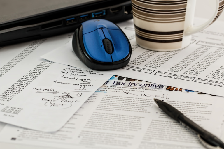 how-much-do-lawyers-make-a-month-amazelaw