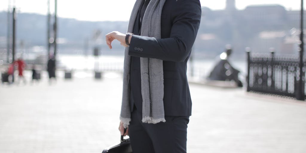 A close-up shot of a luxury watch on a lawyer's wrist, with a legal briefcase and a city map of Lima in the background. This image symbolizes the time-sensitive nature of high-profile legal cases and the lifestyle of the highest paid lawyers.