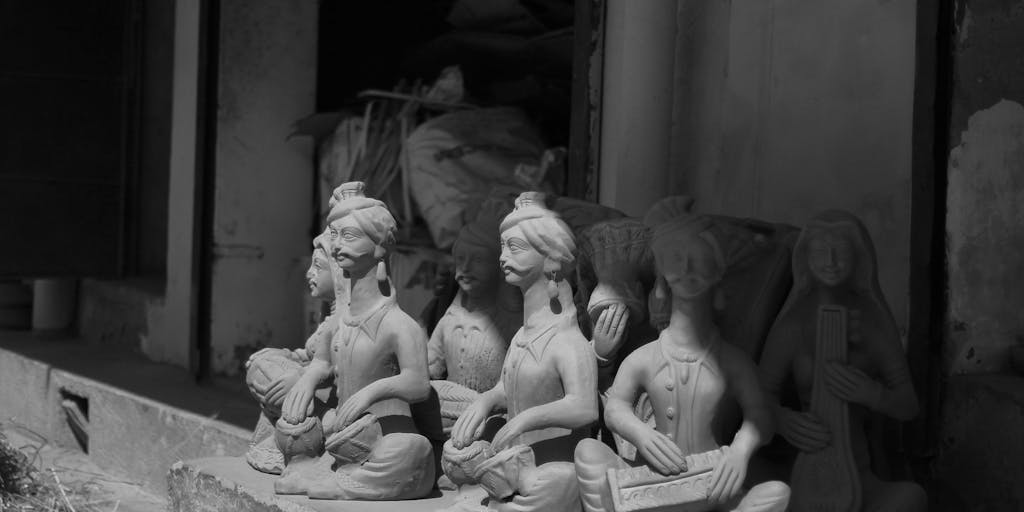 A split image showing two contrasting clay sculptures: one representing a high-priced service with intricate details and vibrant colors, and the other a more basic sculpture representing a lower-priced service. This visual metaphor highlights the value differences in pricing options offered by Clay.com.