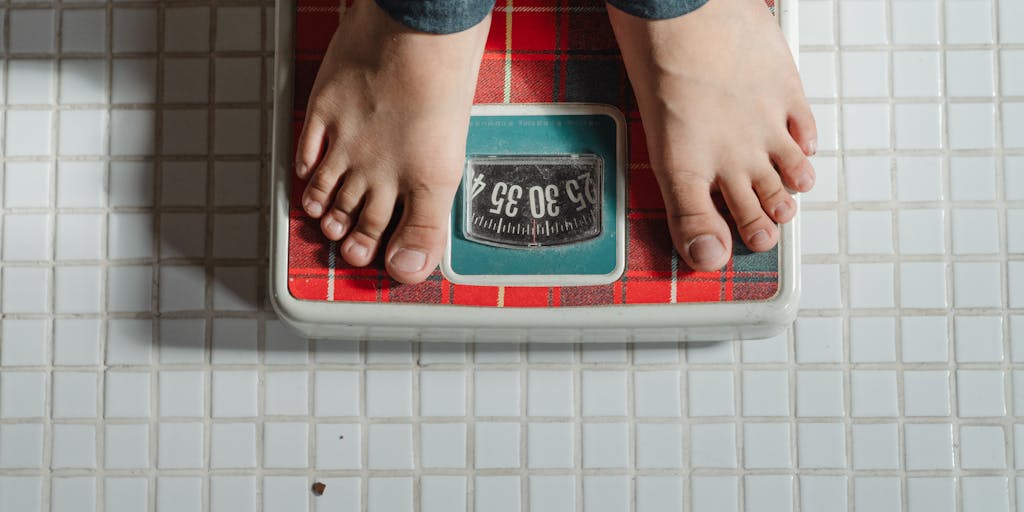 An artistic representation of a weighing scale, with one side holding a stack of money and the other side holding a child's drawing. This symbolizes the balance between financial obligations and emotional support in child support arrangements.